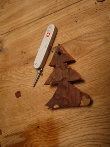 Der Weihnachtsbaumanhänger ist fertig ausgeschnitten.  foto (c) kinderoutdoor.de