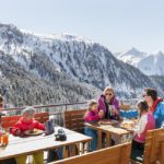 Winterurlaub mit Kindern in Tirol: Skisparen und das Familienbudget schonen