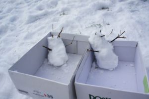 Schatzsuche im Winter: Die beiden Schneemänner sind startklar an unserer Spielstation.  foto (c) kinderoutdoor.de