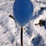 Land-Art mit Kinder im Winter: Eine geheimnisvolle Eiskugel