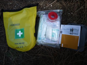 Erste Hilfe Set Outdoor nach DIN 13167 - Reiseset für Unterwegs - Wandern -  Camping - Motorrad - Fahrrad - First Aid