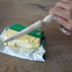 Kinder schnitzen mit dem Taschenmesser ein tolles Untensil fürs Frühstück