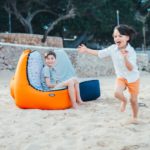 Trono Kids: Ein aufblasbarer Kinder Outdoor Sessel der keine Pumpe braucht