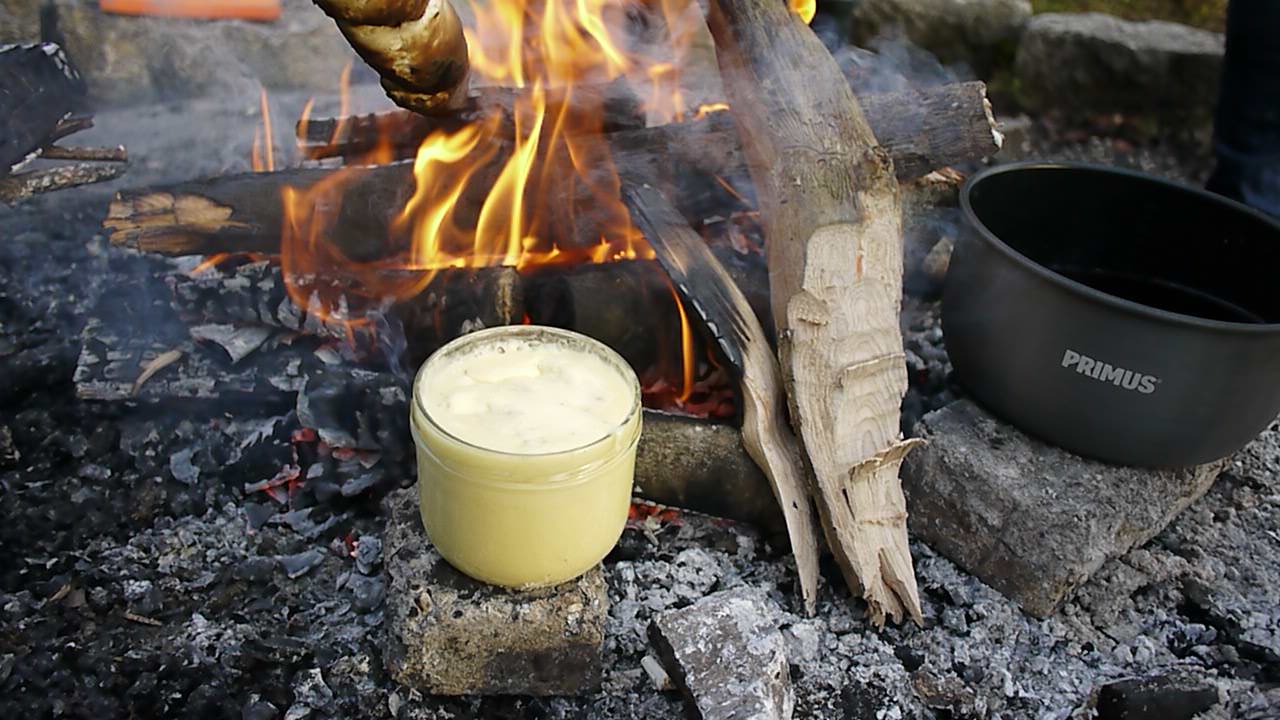 Kinder am Lagerfeuer