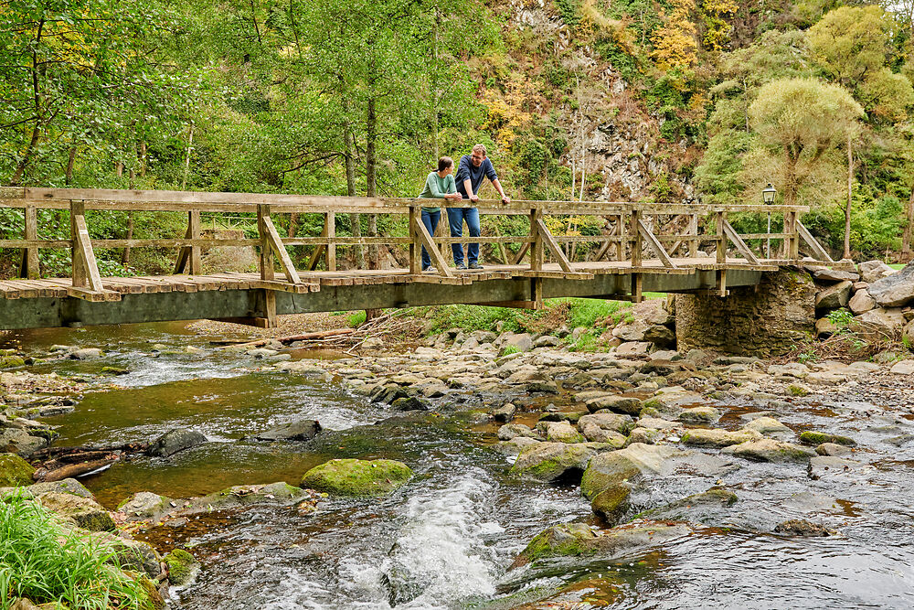 Kinder Outdoor Wanderungen: Mit dem Bach gehen