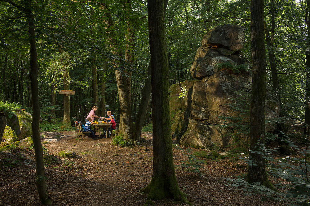 Romantische Familien Outdoor Wanderung zum malerischen Ursprung der Ruwer