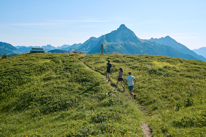 Outdoor Sport: Fitness entspannt in der Natur tanken beim Wandern und Trailrunning