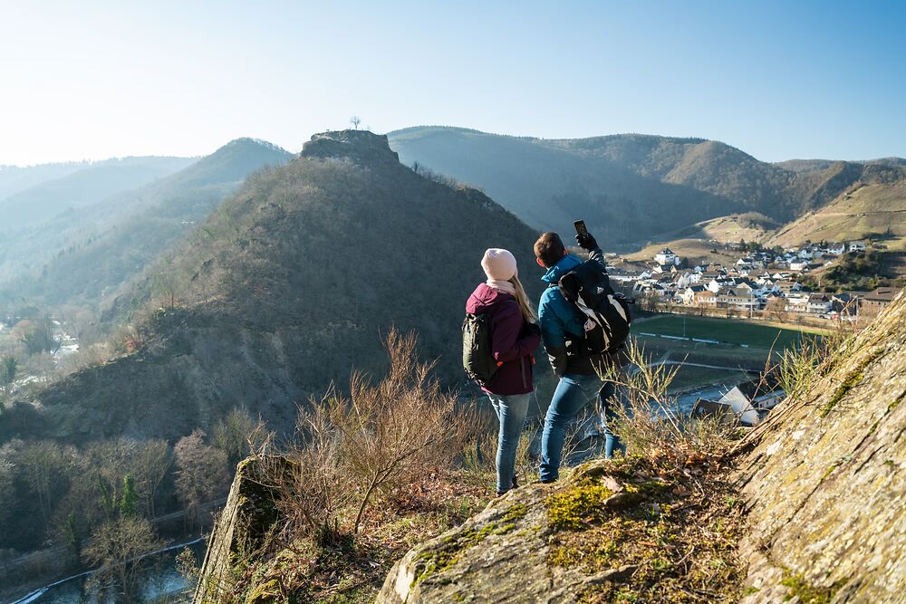 Outdoor Kinder wandern zu uralten malerischen Burgen. 5 Tipps!