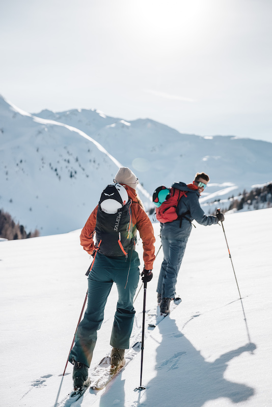 Abschied vom Winter: Sonnenski in der Ferienregion Reschensee
