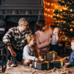 Leuchtende Weihnachten: Warum ein Weihnachtspullover mit Lichtern das Familienfoto rettet