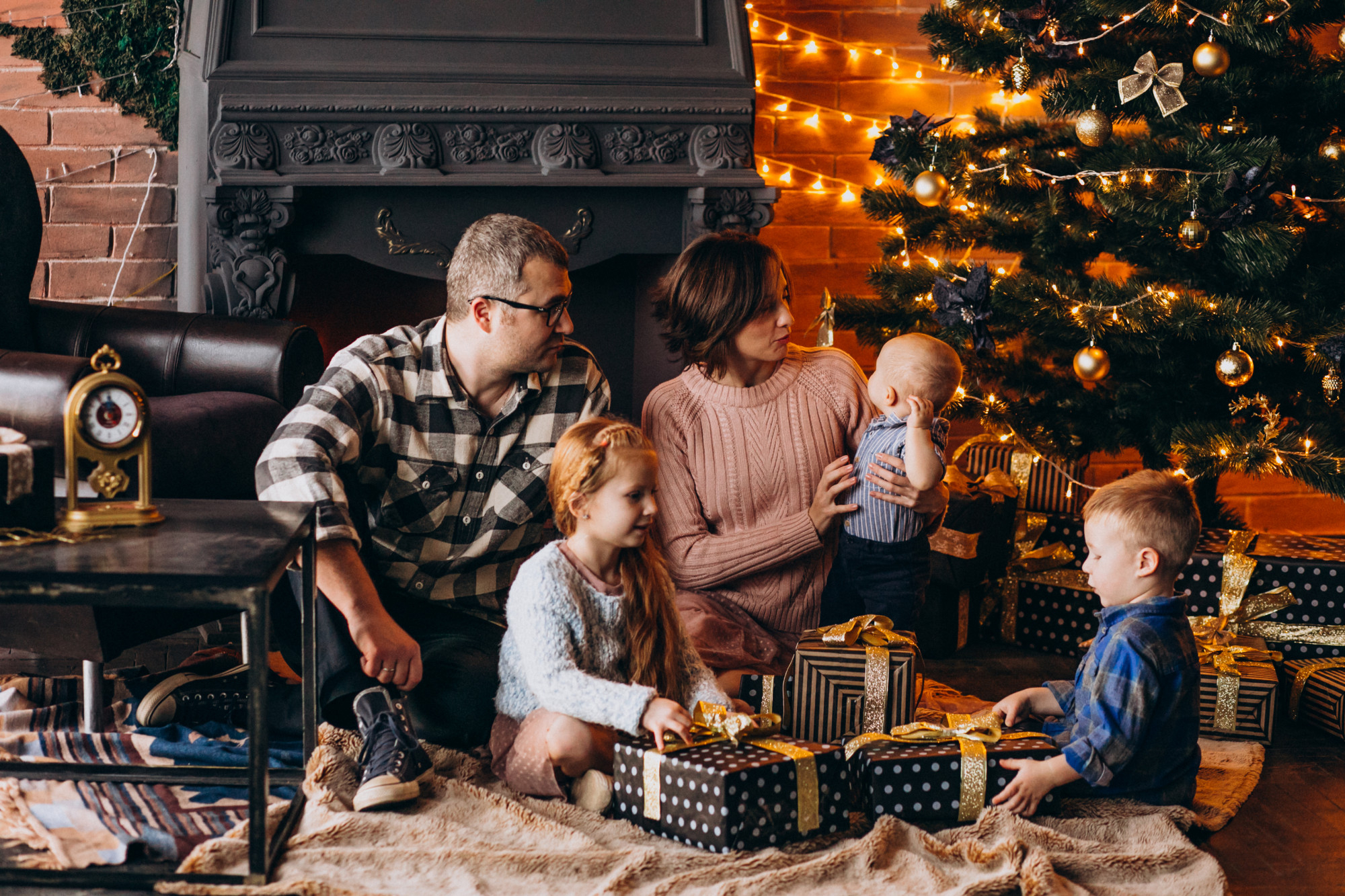 Leuchtende Weihnachten: Warum ein Weihnachtspullover mit Lichtern das Familienfoto rettet