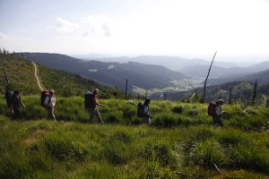 "Im Tal der Hämmer" ist einer der neuen Erlebnispfade in Baiersbronn. Er führt an Bergabhängen vorbei, von denen aus man eine atemberaubende Sicht über das Friedrichstal hat. Foto: Baiersbronn