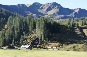 Die Alpe Melköde mit ihren Wasserfällen am Fuß vom Ifen.  Foto (c) Kinderoutdoor.de