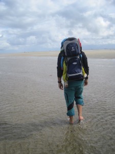 Wandern im Wattenmeer. Für den Kinderwagen ist hier Schluss. Da geht es nur mit der Kindertrage weiter.  foto (c) kinderoutdoor.de