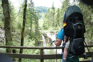 Mit der Kindertrage kommt Ihr auch im Heutal gut vorwärts. Es erwarten Euch spekatkuläre Blicke auf die beiden Wasserfälle.  Foto (c) kinderoutdoor.de