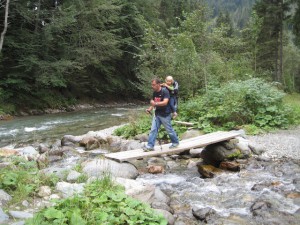 An schmalen Stellen geben Trekkingstöcke die nötige Sicherheit, wenn Ihr eine Kindertrage auf dem Rücken habt.  Foto (c) kinderoutdoor.de