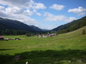 Bei leichten Wanderungen hinauf zu Almen oder in den Mittelgebirgen ist der Meindl X SO 70 ein wunderbarer Begleiter.  Foto (c) kinderoutdoor.de